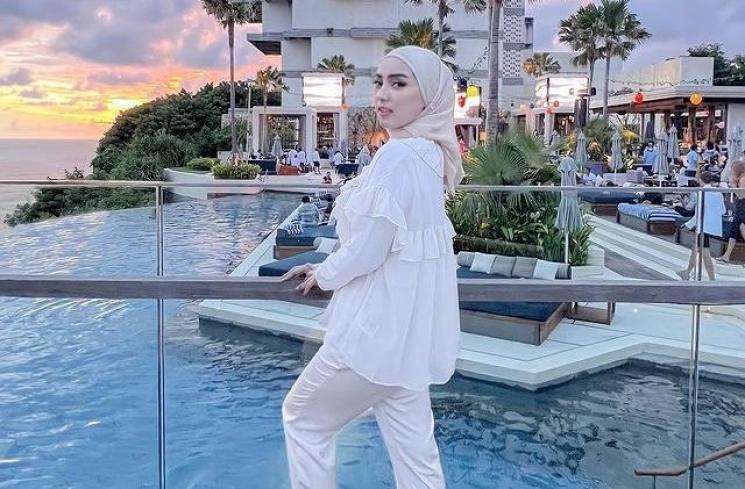 Outfit Dinan Fajrina Istri Doni Salmanan (Instagram/dinanfajrina)