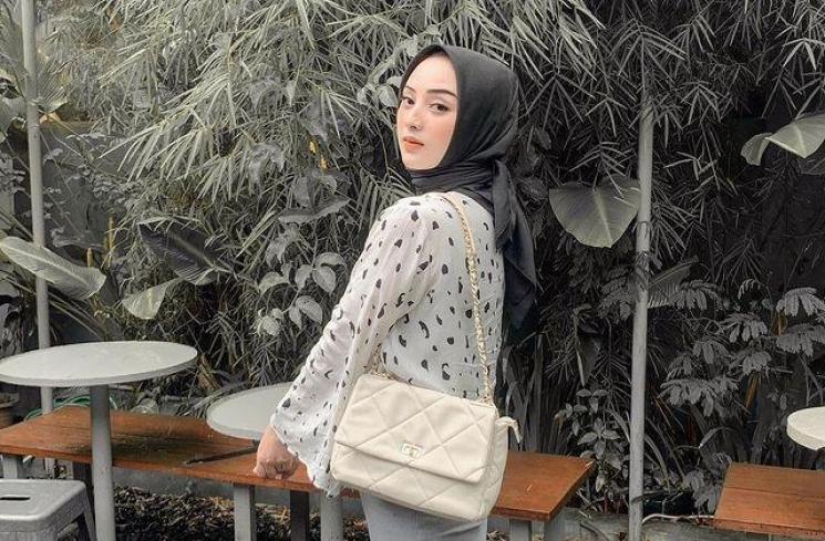 Outfit Dinan Fajrina Istri Doni Salmanan (Instagram/dinanfajrina)