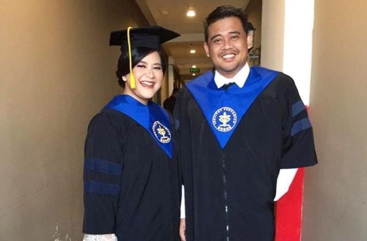 Gaya Seleb Dampingi Suami Wisuda. (Instagram/@ayanggkahiyang)