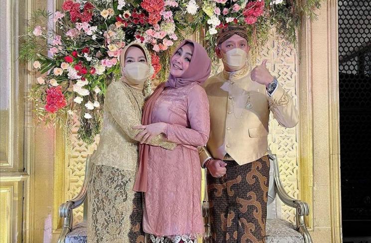 Gaya Mama Rieta Ibunda Nagita Slavina (instagram/@rieta_amilia)