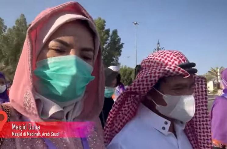 Potret Dinar Candy Jalani Umrah. (YouTube/Dinar Candy)