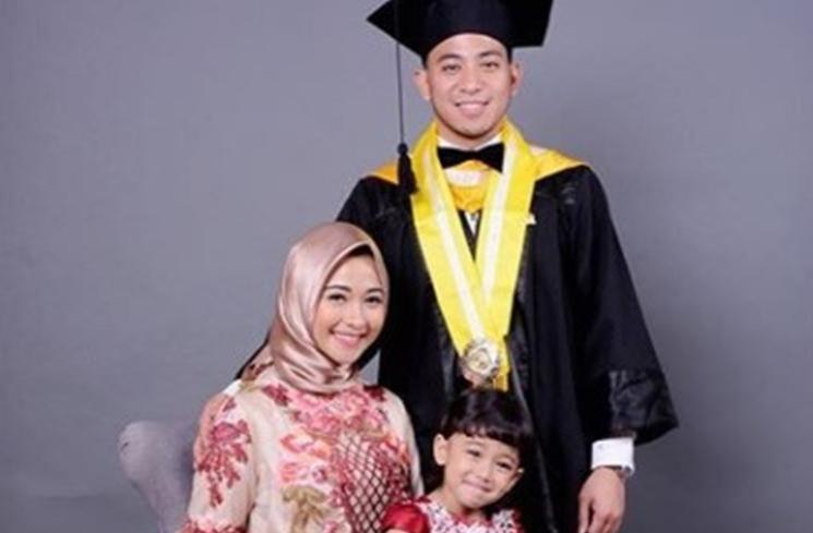 Gaya Seleb Dampingi Suami Wisuda. (Instagram/@poppybungariphat)