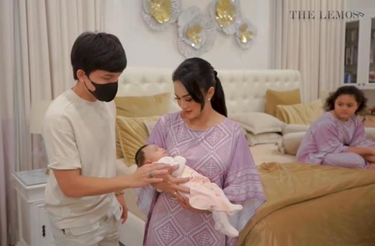 Momen Buka Puasa Krisdayanti Bareng Baby Ameena (YouTube/The Lemos Family)
