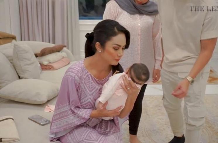 Momen Buka Puasa Krisdayanti Bareng Baby Ameena (YouTube/The Lemos Family)
