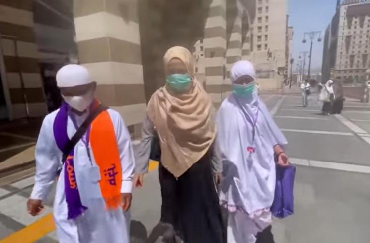 Potret Dinar Candy Jalani Umrah. (YouTube/Dinar Candy)