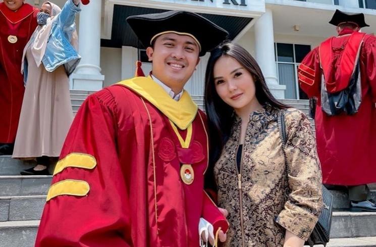 Gaya Seleb Dampingi Suami Wisuda. (Instagram/@sarahgibson21)