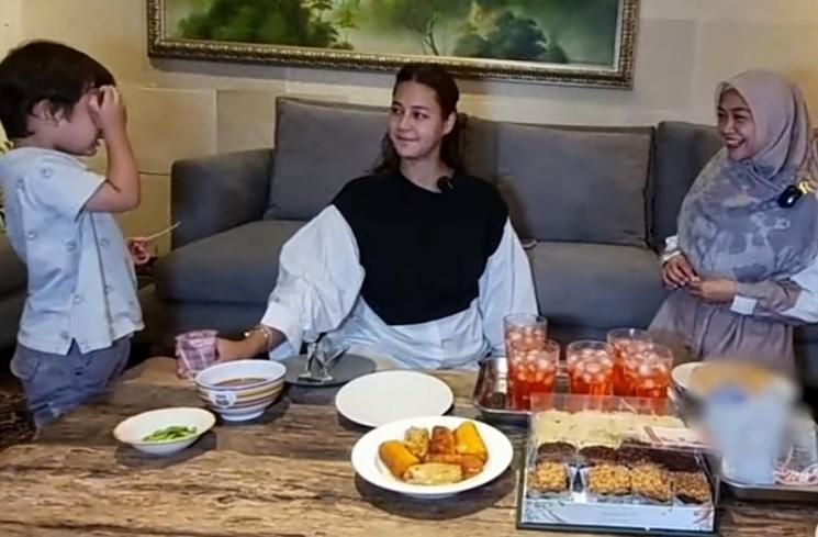 Momen Ria Ricis Sahur Bareng Paula Verhoeven (YouTube/@Baim Paula)