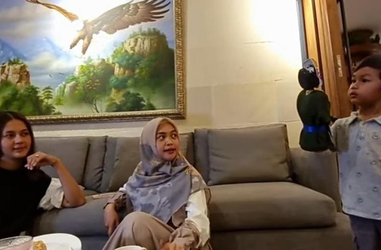 Momen Ria Ricis Sahur Bareng Paula Verhoeven (YouTube/@Baim Paula)