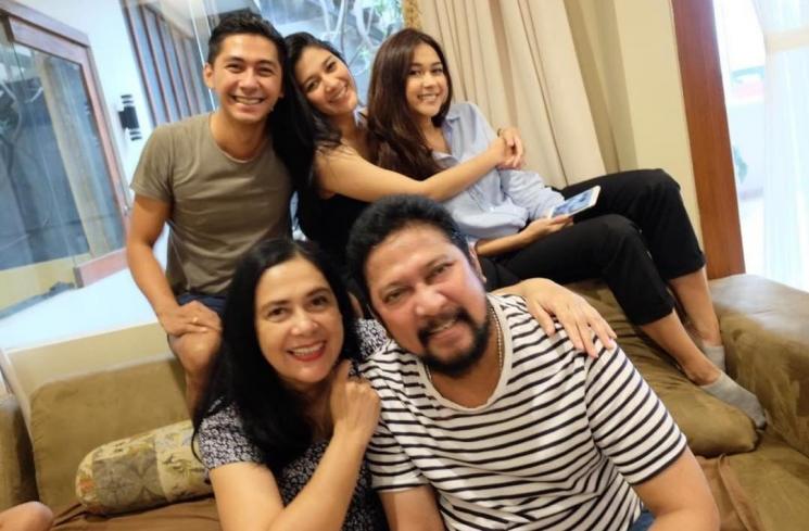 Artis cerai setelah lama menikah (Instagram/@lydiakandou_)