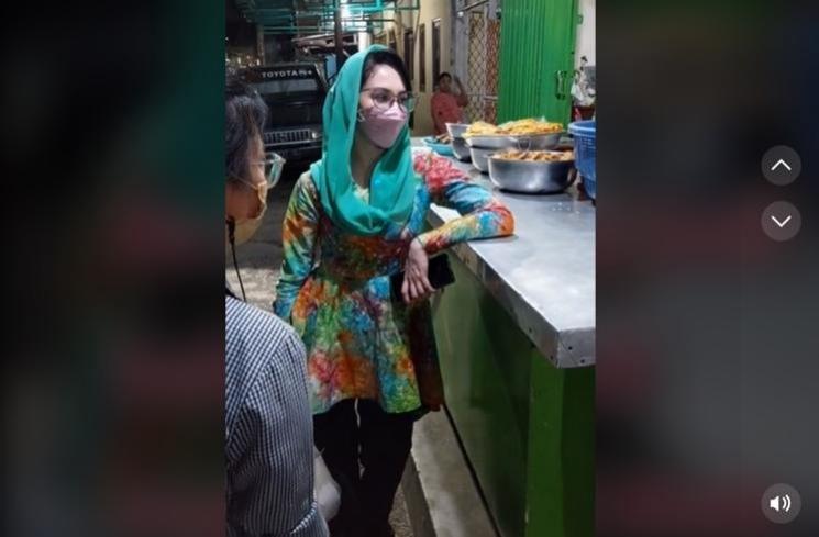 Arumi Bachsin jajan buat buka puasa. (TikTok/@arumiemillovers)