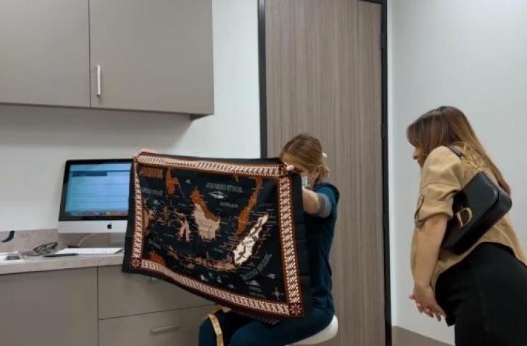Dokter Thais Aliabadi terharu diberi cinderamata dari Nikita Willy (YouTube.com)