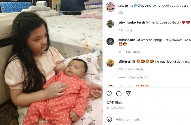 Arsy Hermansyah memangku Ameena (instagram.com/@suwarsiha)