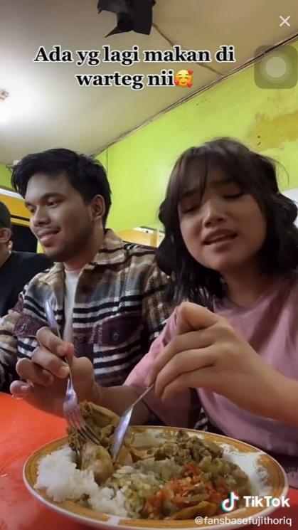 Momen Fuji dan Thariq Halilintar Ngedate di Warteg. (TikTok/@fansbasefujithoriq)