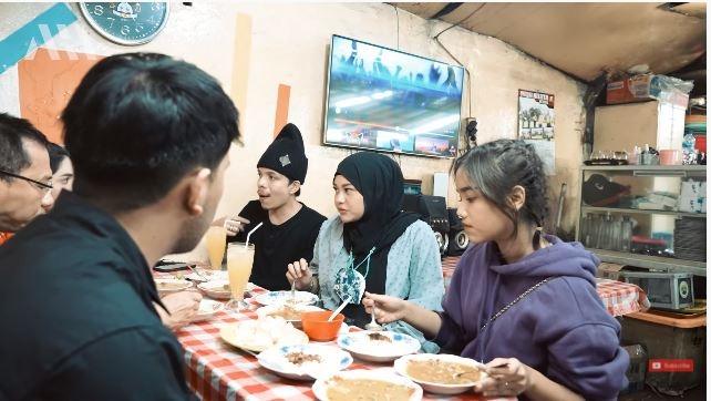 Momen Fuji dan Thariq Halilintar Ngedate di Warteg. (YouTube/AH)