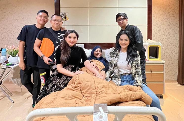 Artis cerai setelah lama menikah (Instagram/@krisdayantilemos)