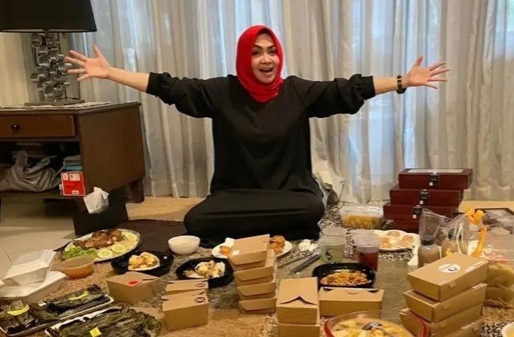 Sumber kekayaan Rieta Amilia ibunda Nagita Slavina (Instagram/@rieta_amilia)