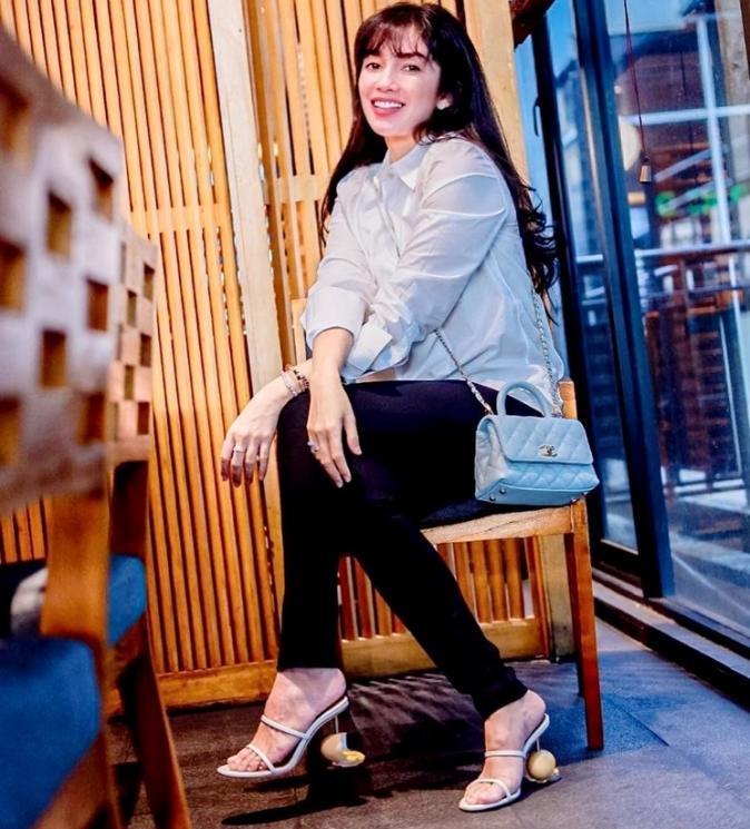 Ussy Sulistiawaty Pamer Foto Cantik Sandal Telor Ceplok Unyu Bikin 