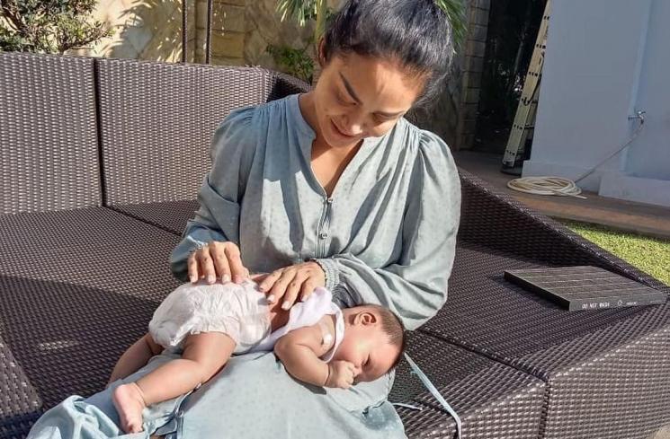 Potret Krisdayanti Momong Baby Ameena (instagram/@krisdayantilemos)