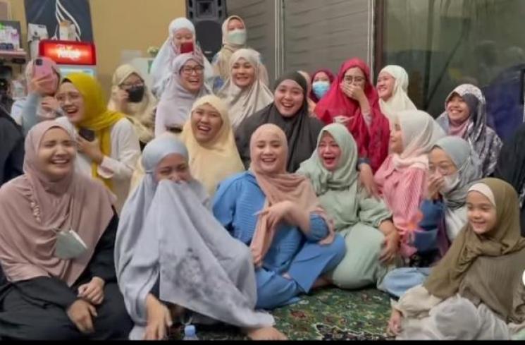 Potret Nagita Slavina Berhijab (Instagram/@raffinagita1717)
