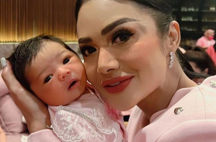 Potret Krisdayanti Momong Baby Ameena (instagram/@krisdayantilemos)