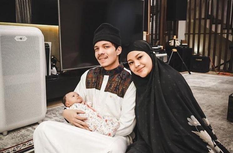 Momen Artis Tarawih Bareng Keluarga (Instagram/@attahalilintar)