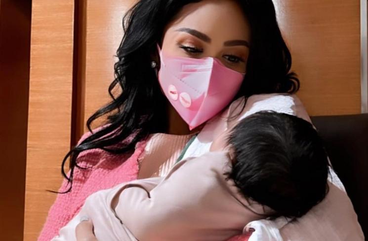 Potret Krisdayanti Momong Baby Ameena (instagram/@krisdayantilemos)