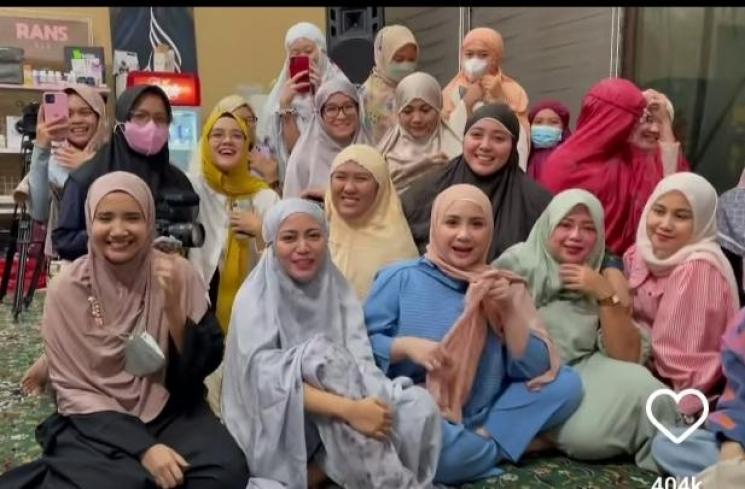 Potret Nagita Slavina Berhijab (Instagram/@raffinagita1717)