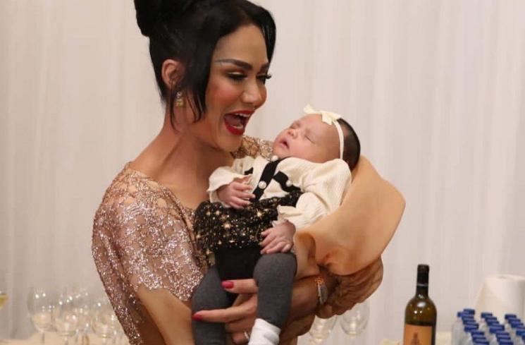 Potret Krisdayanti Momong Baby Ameena (instagram/@krisdayantilemos)