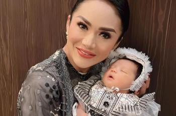 Gemasnya Baby Ameena saat Digendong Krisdayanti, Mata Bulatnya Persis Boneka Cantik!