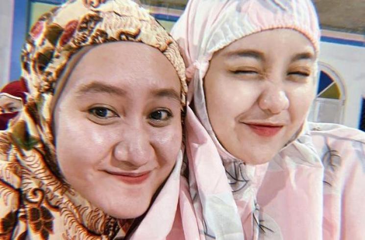 Momen Artis Tarawih Bareng Keluarga (Instagram/@gheaindrawari)