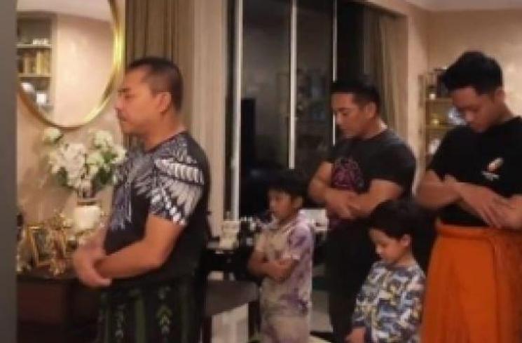  Momen Artis Tarawih Bareng Keluarga (Instagram/@ashanty_ash)