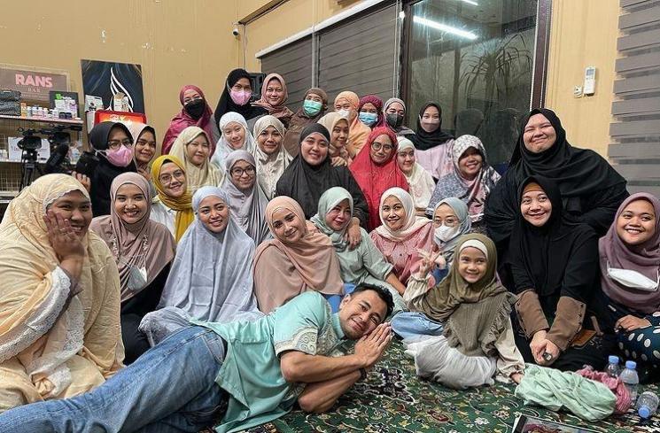Potret Nagita Slavina Berhijab (Instagram/@raffinagita1717)