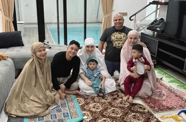 Momen Artis Tarawih Bareng Keluarga(Instagram/@angbeenrishi)