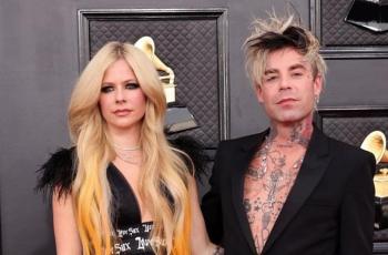11 Momen Avril Lavigne Dilamar Mod Sun di Menara Eiffel, Dapat Cincin Berlian Berbentuk Hati