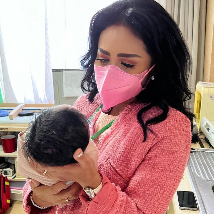 Potret Krisdayanti Momong Baby Ameena (instagram/@krisdayantilemos)