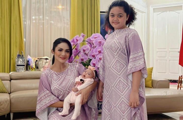 Potret Krisdayanti Momong Baby Ameena (instagram/@krisdayantilemos)