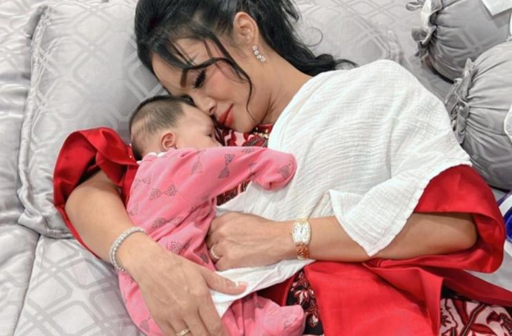 Potret Krisdayanti Momong Baby Ameena (instagram/@krisdayantilemos)
