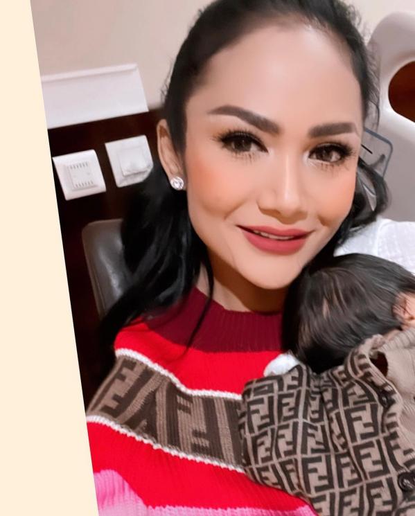Potret Krisdayanti Momong Baby Ameena (instagram/@krisdayantilemos)