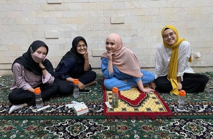 Potret Nagita Slavina Berhijab (Instagram/@raffinagita1717)