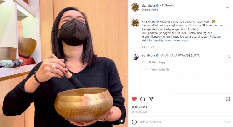 Cita Citata memakai singing bowl ala Rara pawang hujan. (Instagram/cita_citata)