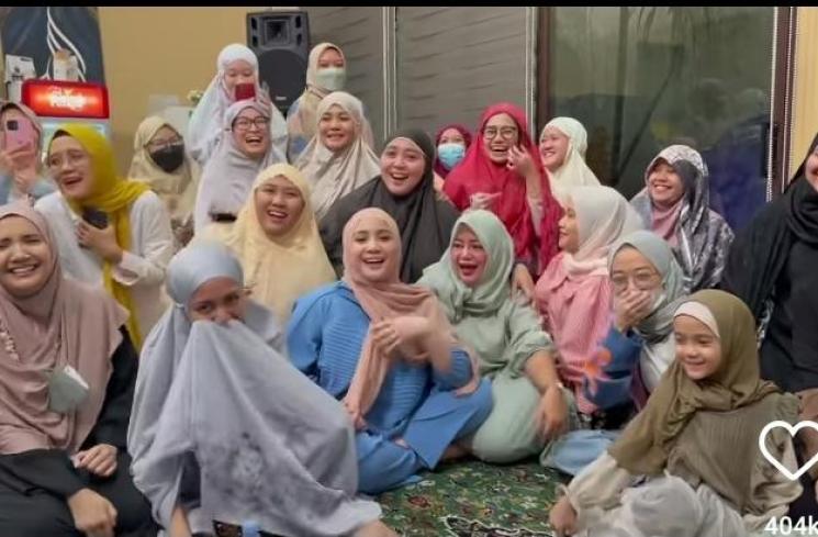 Potret Nagita Slavina Berhijab (Instagram/@raffinagita1717)