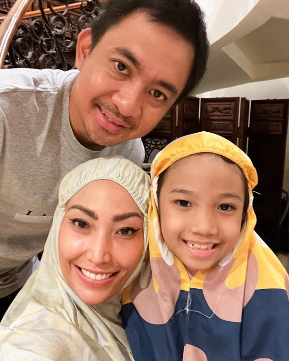  Momen Artis Tarawih Bareng Keluarga (Instagram/@mrsayudewi)