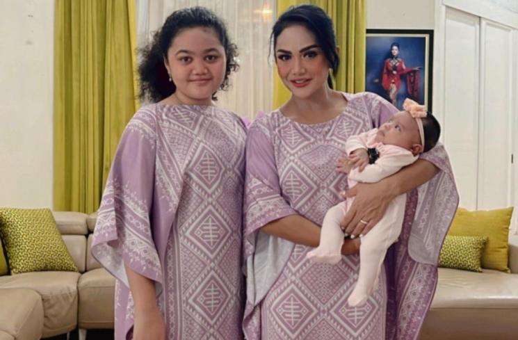 Potret Krisdayanti Momong Baby Ameena (instagram/@krisdayantilemos)