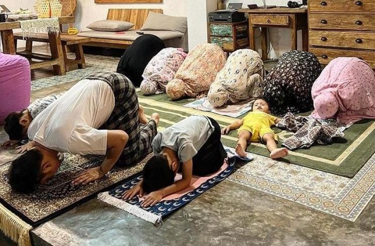 Momen Artis Tarawih Bareng Keluarga (Instagram/@hanungbramantyo)