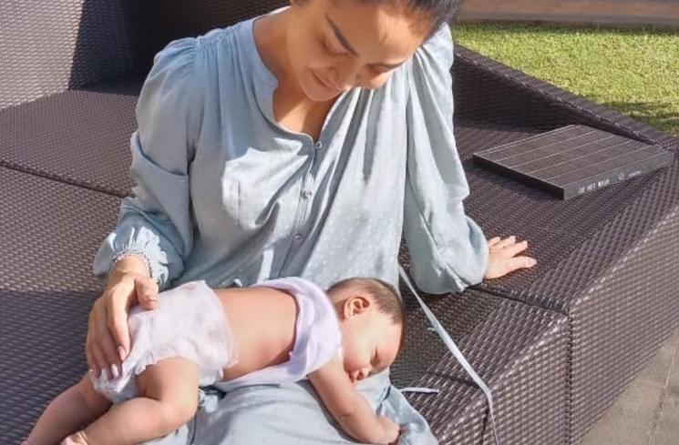 Potret Krisdayanti Momong Baby Ameena (instagram/@krisdayantilemos)