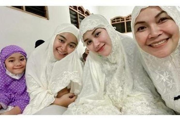 Momen Artis Tarawih Bareng Keluarga (Instagram/@ayutingtung92)