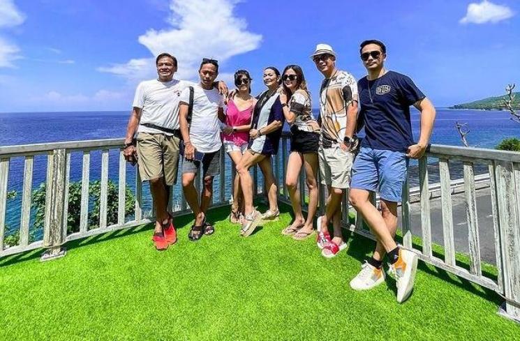 Gaya Liburan Jennifer Jill dan Ajun Perwira di Nusa Penida. (Instagram/ajunperwira)