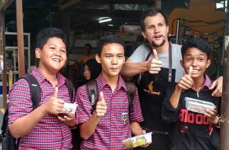 Artis Jadi Pedagang Kaki Lima