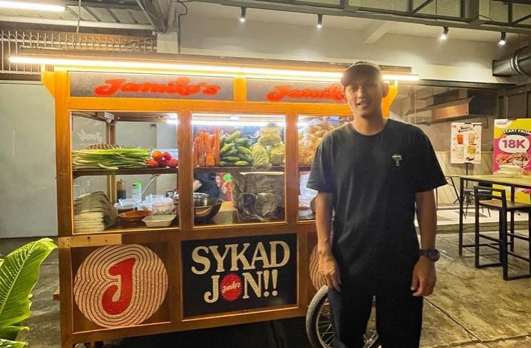 Artis Jadi Pedagang Kaki Lima