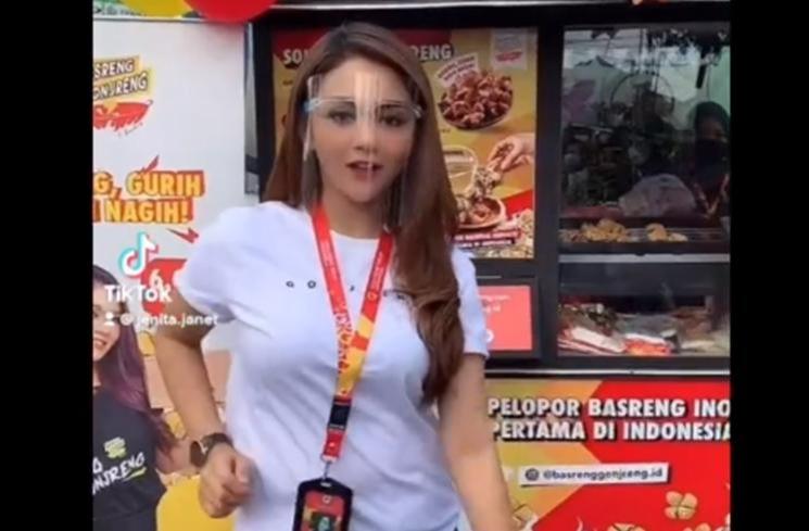 Artis Jadi Pedagang Kaki Lima